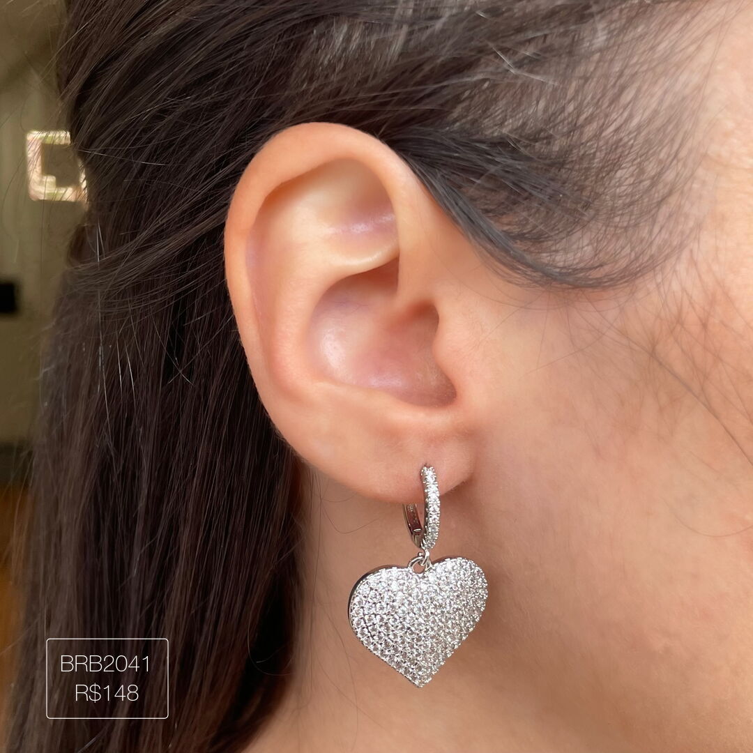 Brinco Argola c/ Coração GGG Pendurado Cravejado Cristal Prateado